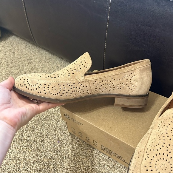 NIB Clarks Trish Calla Women's Suede
Loafers Sand Tan Pointed Toe Slip On Sz
7.5 - Picture 4 of 10